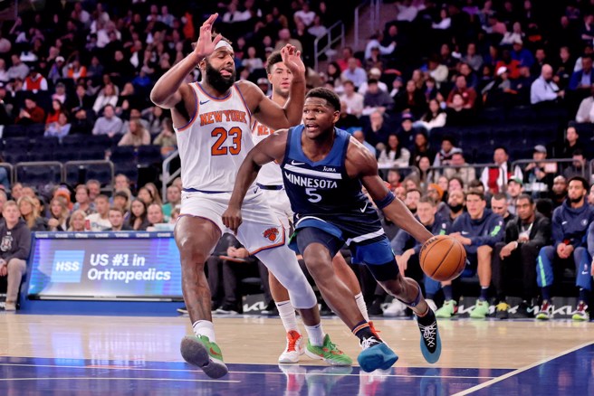 爱德华兹(右)运球突破尼克中锋米契尔罗宾生的防守。(路透)