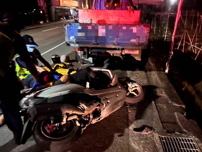 台中61歲機車騎士楊男15日凌晨載著61歲陳姓男子行經神岡區三民南路自撞路停小貨車，兩人雙雙送醫，經抽血檢驗，楊男酒測值超標，警方將依公共危險罪嫌送辦。（民眾提供／潘虹恩台中傳真）