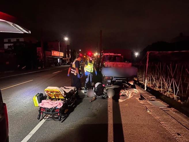 台中61歲機車騎士楊男15日凌晨載著61歲陳姓男子行經神岡區三民南路自撞路停小貨車，兩人雙雙送醫，經抽血檢驗，楊男酒測值超標，警方將依公共危險罪嫌送辦。（民眾提供／潘虹恩台中傳真）