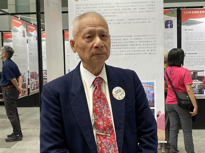 80歲謝紹元先生，獲教育部頒發全國終身學習楷模特優獎。（林志成攝）