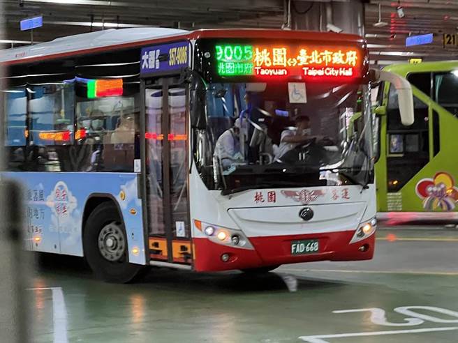 基北北桃和桃竹竹苗通勤票上路以来，各有逾175万和1.2万人次设定，不但让桃园机捷运量倍增、提前2年转亏为盈，桃市区客运搭乘人次也成长13％。(蔡依珍摄)