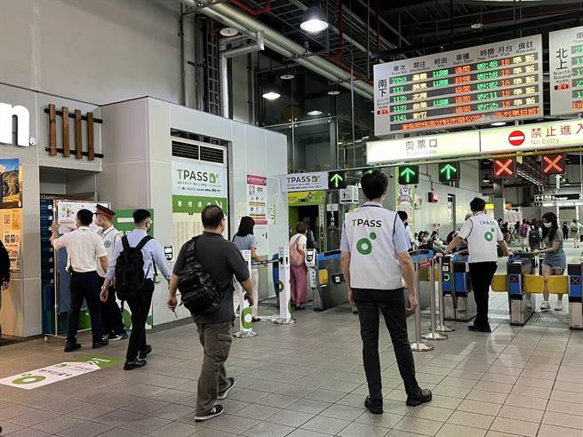 基北北桃和桃竹竹苗通勤票上路以来，各有逾175万和1.2万人次设定，不但让桃园机捷运量倍增、提前2年转亏为盈，桃市区客运搭乘人次也成长13％。(蔡依珍摄)