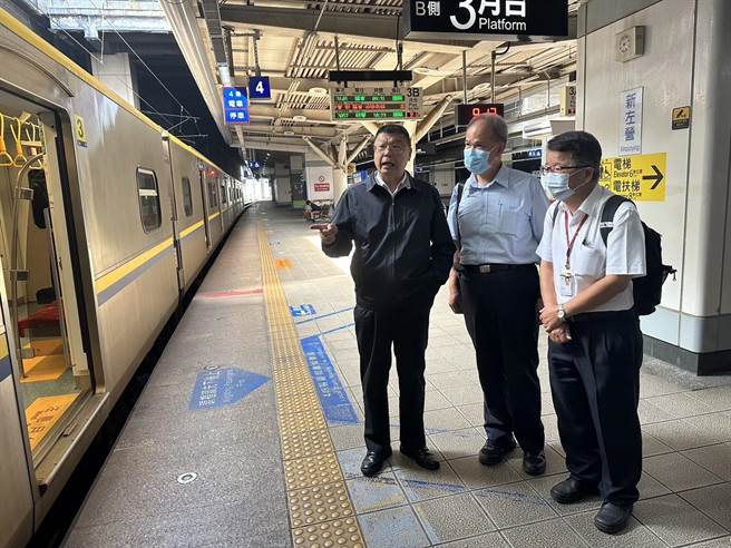 台铁局长杜微(左)昨日赴高屏地区视察高雄地下化车站列车运转情况(台铁提供／简立欣台北传真)