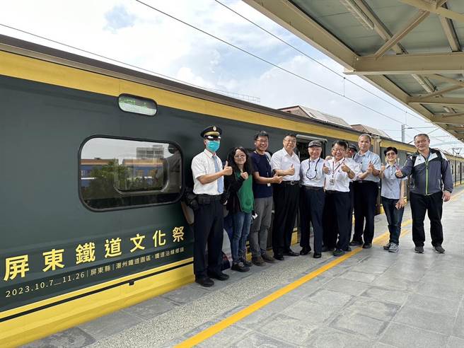 台铁局长杜微(左)昨日赴高屏地区视察列车运转情况(台铁提供／简立欣台北传真)