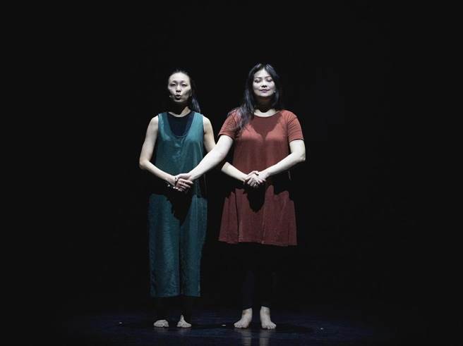 《黑暗的光景》兩位女主角田孝慈（左）、楊智淳默契十足。 （OXYM劇團提供）