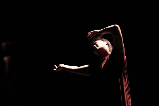 舞台劇《黑暗的光景》希望讓觀眾找回簡單的快樂。 （OXYM劇團提供）