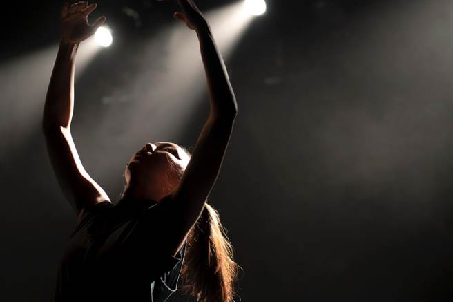 舞台劇《黑暗的光景》希望讓觀眾找回簡單的快樂。 （OXYM劇團提供）