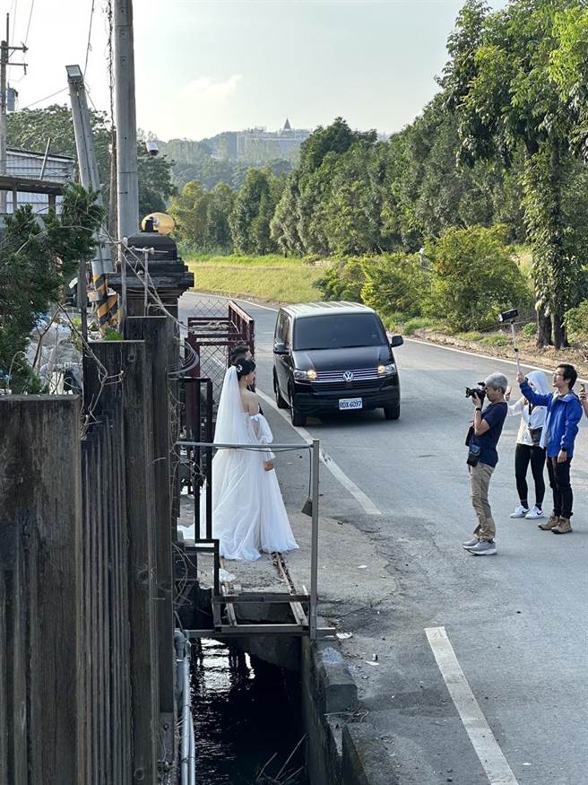 埔里清潔隊隊員巧遇在垃圾山前拍婚紗的新人，協助側拍爭取同意po上臉書，引發大家對環保議題的重視。（圖／埔里清潔隊提供）
