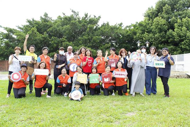 新埔柿饼节近日登场，玄奘大学特别在长期驻点的基地「潘屋」推出特展。（玄奘大学提供／陈育贤新竹传真）