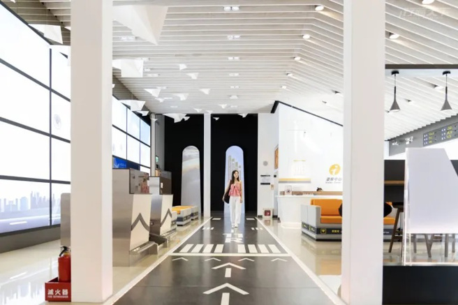 ▲游客中心内部设计机场自动通关闸门透过「沉浸之旅」诠释过往水湳机场歷史。（摄影：亚瑟王）