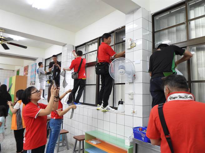 花莲市中华国小部分教室太阳东照与西晒问题严重，民间公益团体今与隔热纸公司合作，到学校替11间教室玻璃贴上隔热纸，盼能助校方解决难题，提升学童学习成效。（罗亦晽摄）