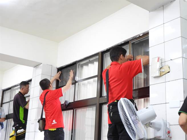花莲市中华国小部分教室太阳东照与西晒问题严重，民间公益团体今与隔热纸公司合作，到学校替11间教室玻璃贴上隔热纸，盼能助校方解决难题，提升学童学习成效。（罗亦晽摄）