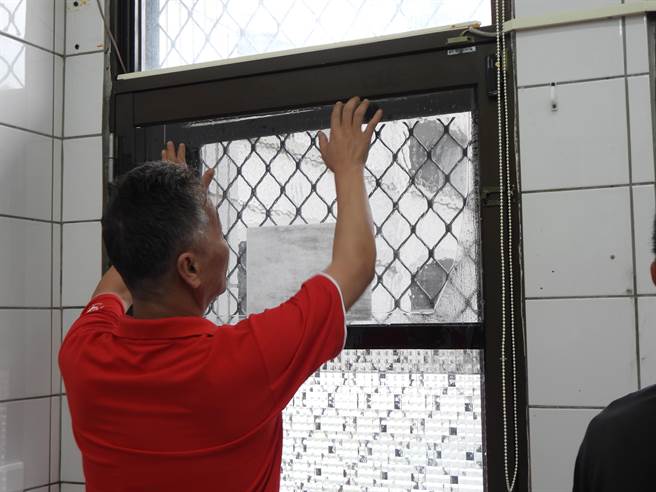 花莲市中华国小部分教室太阳东照与西晒问题严重，民间公益团体今与隔热纸公司合作，到学校替11间教室玻璃贴上隔热纸，盼能助校方解决难题，提升学童学习成效。（罗亦晽摄）