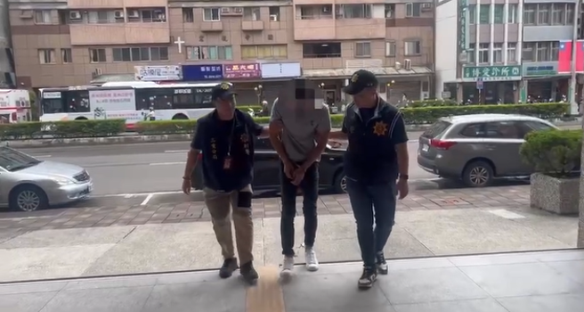 三重警分局日前掌握行踪，成功将涉案傅姓男子带回侦办。（图 / 刘咏韵翻摄）
