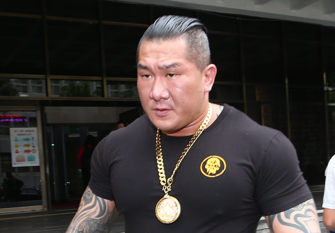 馆长日前直播喂狗吃鸡排。（图/中时资料照）