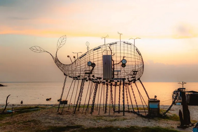 ▲伊佑．噶照的作品《海是我的陆》就位于马港沙滩。（图片提供｜马祖艺术岛）