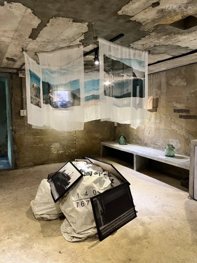 ▲《书信计画》邀请观赏者走入防空洞中。（图片提供｜马祖艺术岛）

