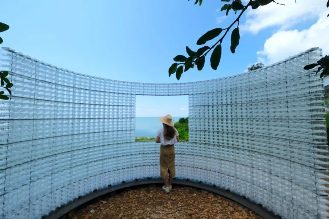 ▲津沙聚落内的《打开》使用马祖高粱玻璃瓶组出魔幻空间。（图／行遍天下提供）