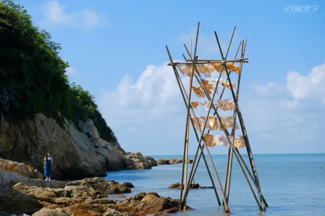 ▲《风塔》伫立在海边，与烧塔相望着。（图／行遍天下提供）