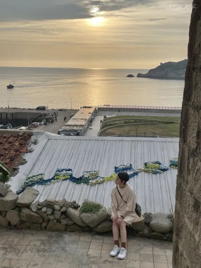 ▲.艺术家林美玲《守护》藏在民宅屋顶中，要循着路上的羊毛毡石头路径才找得到。（图／行遍天下提供）