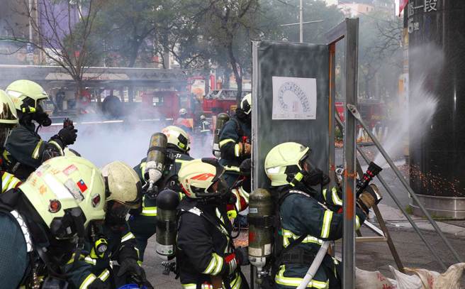 北市消防员酒驾酿擦撞，遭判2月再判降级改叙。(示意图/中时资料库)