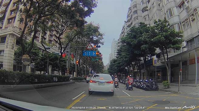 一辆行经林口区文化三路一段的休旅车违规闯红灯，撞倒4岁男童所幸送医后无大碍，民眾将事故画面上传到脸书，引来网友眾怒挞伐。（取自脸书「林口大家庭」）