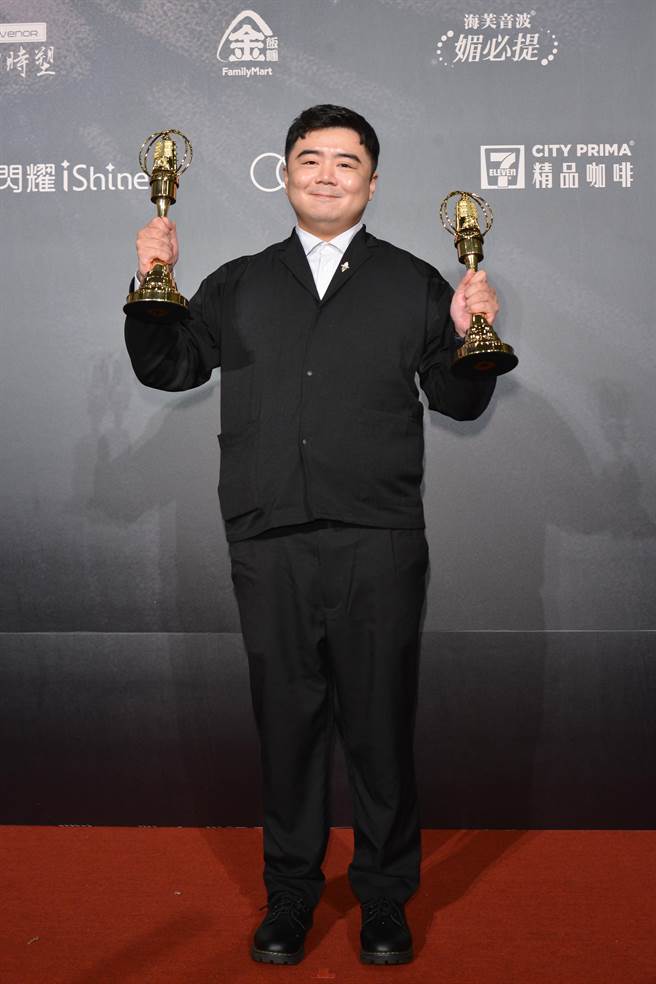 广播界年度盛事第58届广播金钟奖颁奖典礼14日晚间于台北国父纪念馆热闹展开，高雄广播电台「Chill是青春」主持人「伦瑆」包办少年节目奖与少年节目主持人奖。（广播金钟奖主办单位提供／洪浩轩高雄传真）