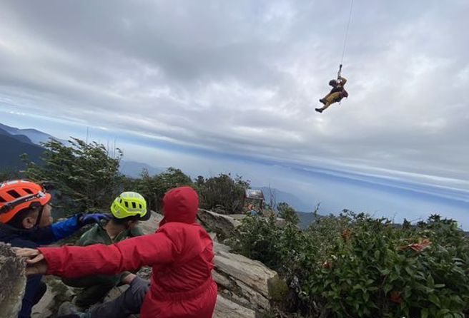 女山友攀北大武山摔傷腦震盪，直升機吊掛送醫。(戴志揚翻攝)