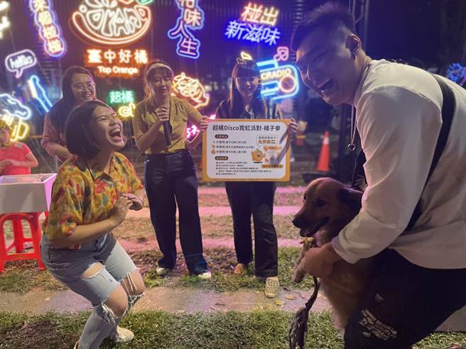台中市农业局携手文化局与农会将「台中好橘」品牌结合「爵士音乐节」共同行销，即日至22日于市民广场旁设置「超橘Disco霓虹派对」吸睛打卡区，并推出周末互动活动。（中市府提供／潘虹恩台中传真）