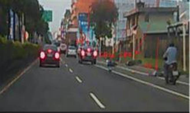 屏东陈姓女子开车时一次切换两车道，后方紧随的侯姓男骑士闪避不及、撞上路肩的李姓女脚踏车骑士，害李女伤重身亡。（取自司法院裁判书系统／袁庭尧高雄传真）