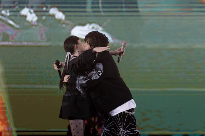 合唱〈抱一抱一下〉前，魏如萱大方拥抱八三夭主唱阿璞。（KKLIVE提供）