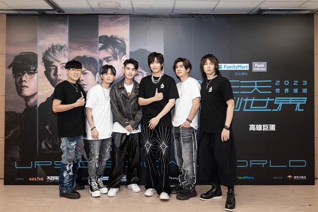 八三夭与暖场嘉宾宽仔开心庆功。（KKLIVE提供）