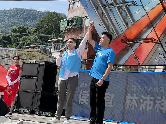 基隆市长谢国梁为立委参选人林沛祥站台，希望民眾团结支持林进国会，改变基隆，另外他也针对营养午餐案道歉，并提出3个改变方案。（蔡宗颖摄）