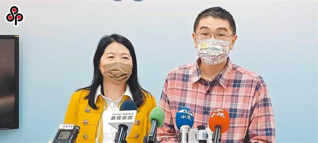 基隆深美國小發生營養午餐學生中毒事件，教育處長劉美蘭（左）被調任轉為參議。（本報資料照片）