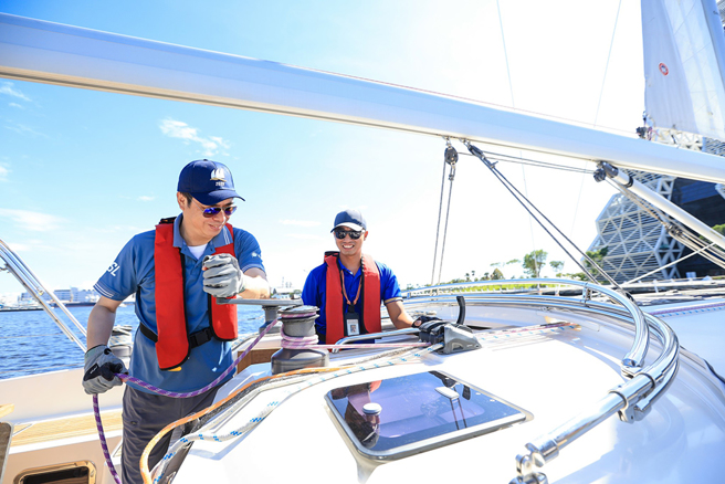 高雄积极推动水上运动，将市民游憩空间从爱河延伸至爱河湾水域，陈其迈市长更亲自参加帆船课程，取得重型帆船结业证书。(图片提供/亚果游艇集团)