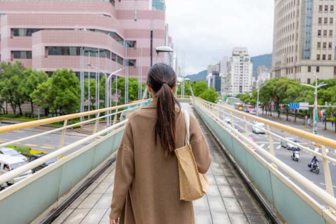 每個人對於美醜定義皆持各自觀感，然而一名網友日前於Ptt發文指出，他之前和一些北漂的同學聊天時，眾人竟一致認同台北女生很正。（示意圖 / shutterstock）