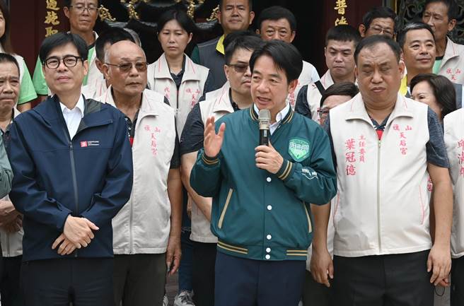 民進黨總統參選人賴清德（中）15日走訪旗山天后宮，他籲請民眾支持民進黨提名的立委參選人，高雄市長陳其邁（前左）陪同。（林瑞益攝）