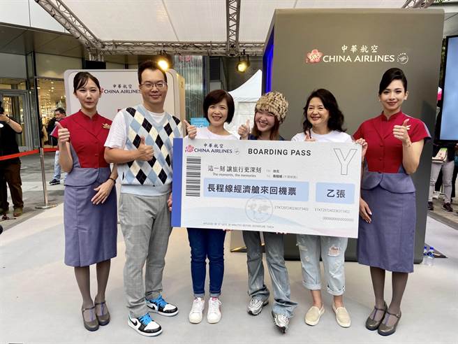 14日活動現場大方送出華航長程線、區域線不限航點機票大獎，民眾（右三）開心留下珍貴難忘的幸運時刻。（洪秀瑛攝）