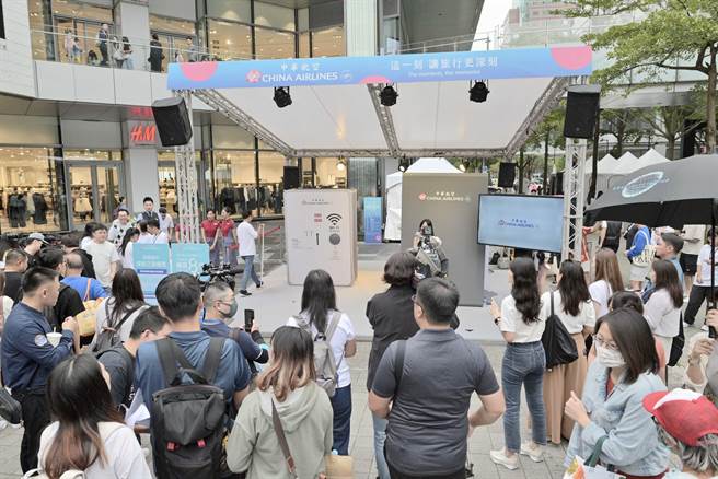 「開啟你的深刻之旅」活動14日於台北信義區熱鬧登場，吸睛的飛機艙門造型互動裝置，吸引大批民眾體驗。（洪秀瑛攝）