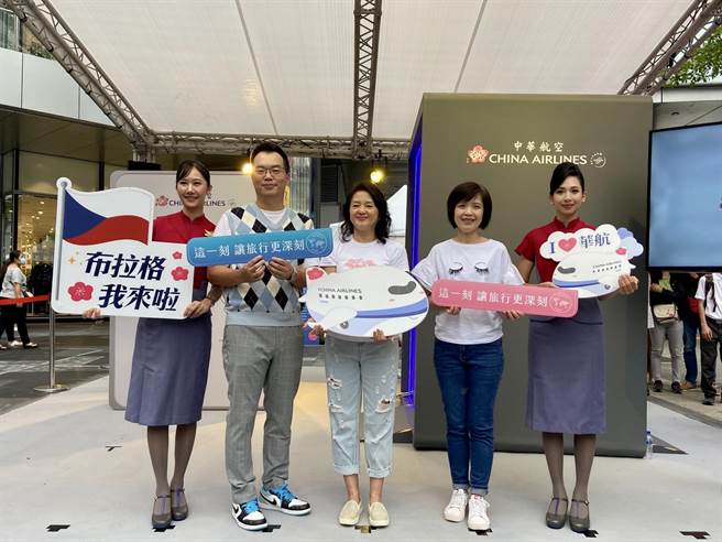 華航客運處協理龔元昭(左二)、公關室協理潘文琮(左三)及台灣地區行銷協理陳雅妮(右二)14日為活動揭開序幕。（華航提供）