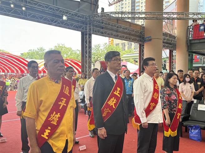 新北市客家義民爺文化祭進入第二天，今（15）日由代理市長劉和然（右二）擔任安座主祭官，與值年爐主邱光彥（左一）、客家委員會主任委員楊長鎮（左二）、新北市客家事務局長林素琴（右一）等人向義民爺參拜。（柯毓庭攝）