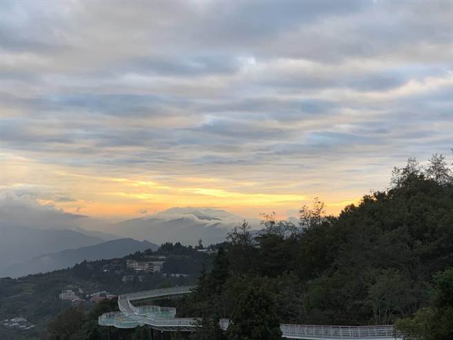 南投縣清境高空步道全長1600公尺，可觀雲海看夕陽，開放6年至今已超過370萬人次造訪。南投縣政府提供