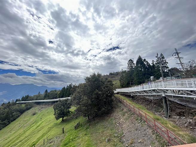 清境高空步道1期使用超過6年，有局部步道鋪面須修繕及鋼結構須除繡補漆，因此縣府決定自16日至22日共計7日辦理修繕工程作業。南投縣政府提供