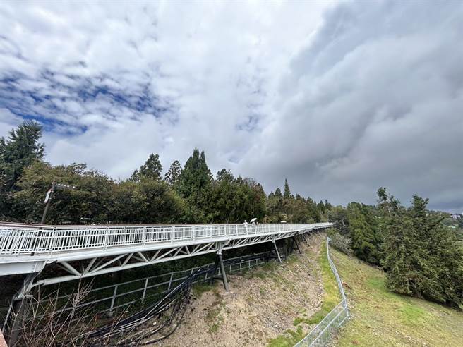 因應南投清境1期高空步道進行修繕，修繕期間2期高空步道16日到22日免收費就可進場走步道賞景。南投縣政府提供