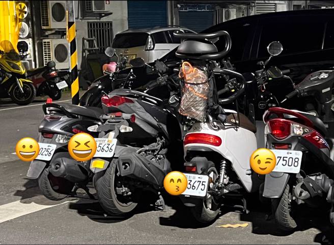 一名网友日前于脸书社团「路上观察学院」发布照片，画面显示路旁正停放一排机车，该日常一幕却意外拼凑出一组神奇的接龙。（ 图 / 截自脸书社团「路上观察学院」）