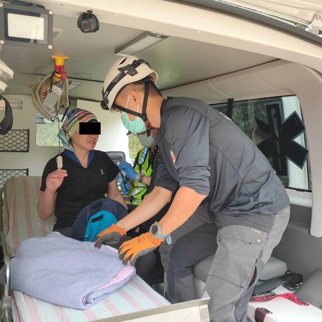 登山客遭蜂螫。（民眾提供／李京升苗栗传真）