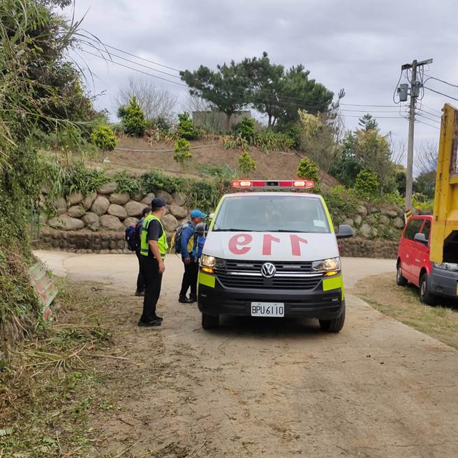 警消人员到场救援。（苗栗县消防局提供／李京升苗栗传真）