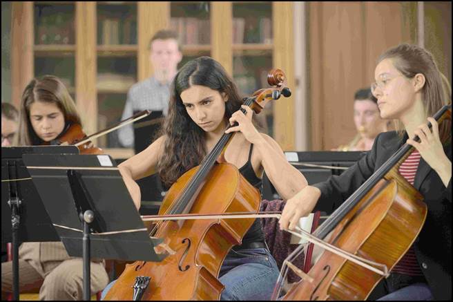 法影后莉娜艾儿阿拉比为了演出电影学习拉大提琴。（海鹏提供）