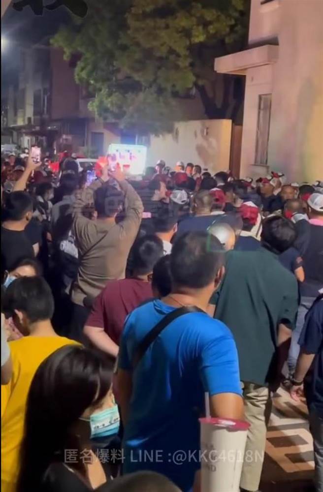 台南市文和宮14日廟會遶境，晚間遶境結束卻意外發生轎班成員彼此口角，圍觀群眾吆喝開打，警方及時制止衝突。（擷自靠北宗教臉書粉絲專頁／程炳璋台南傳真）