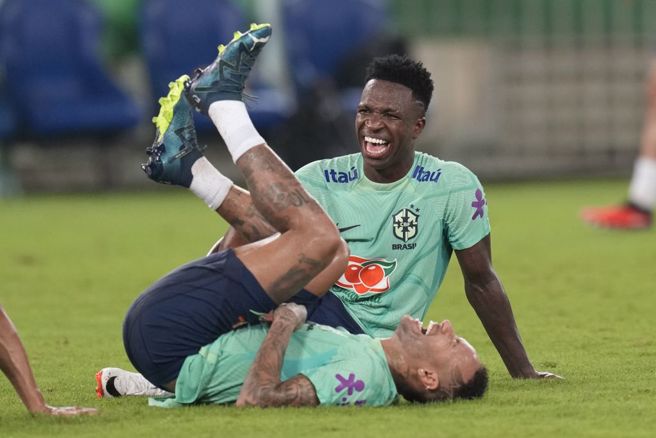 巴西隊小維尼修斯(右)與隊友內馬在賽前聊天。（美聯社資料照）